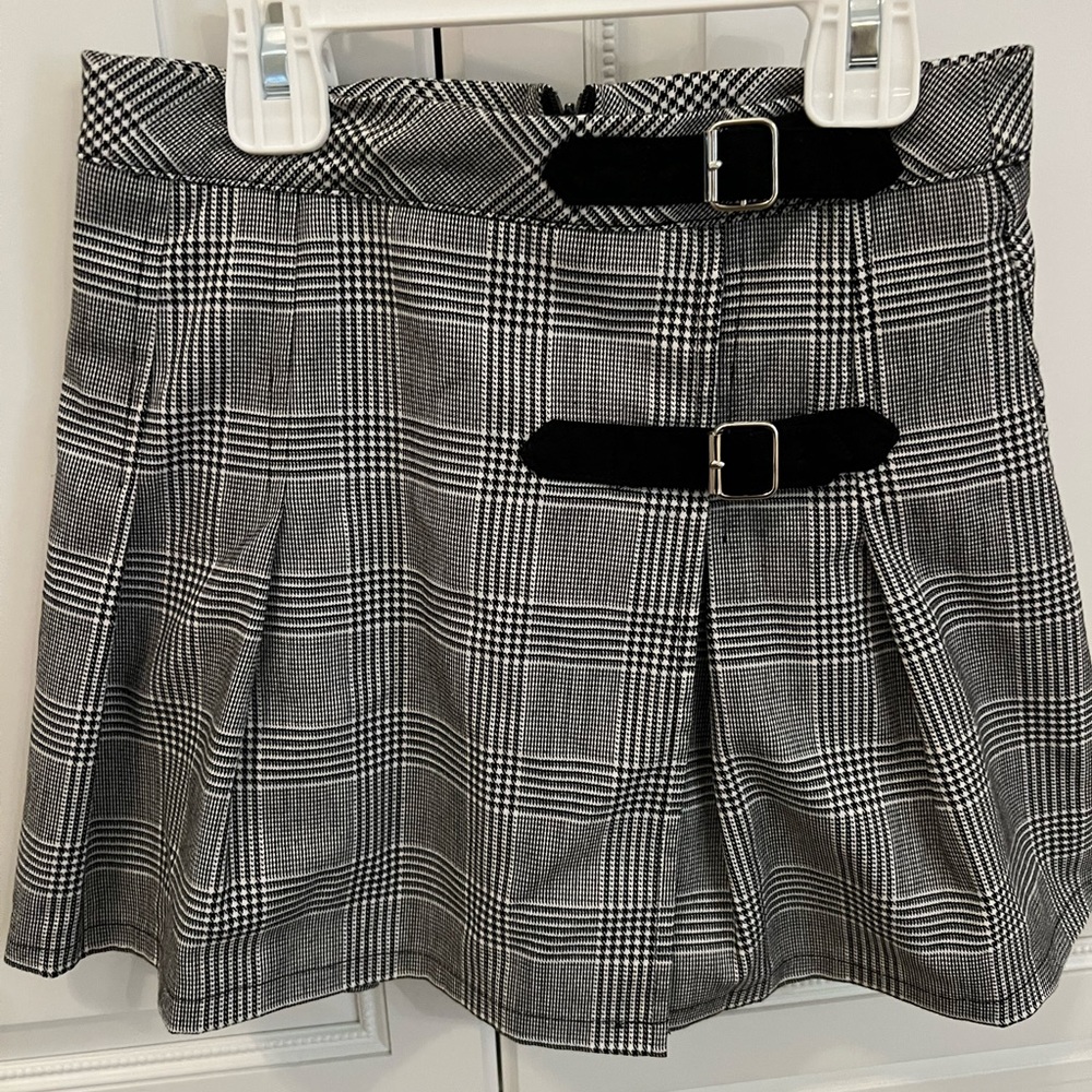 KatieJ medium skirt. Worn a few times. Zipper works perfectly.